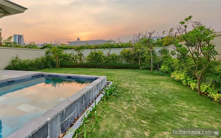 Bể bơi rộng rãi và riêng tư